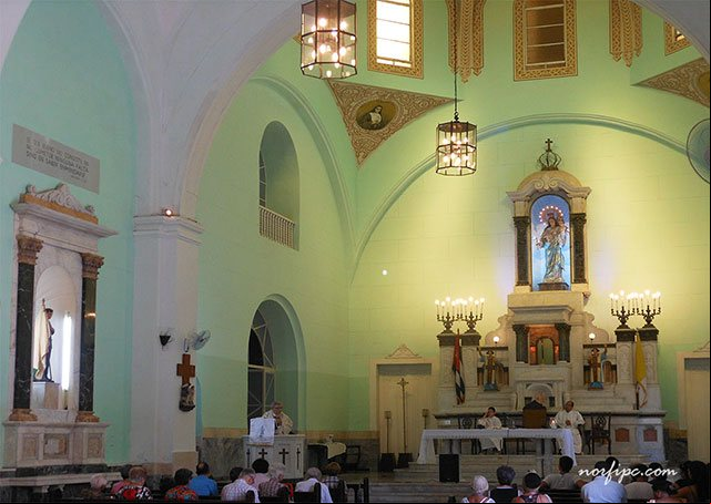 Altar de la Iglesia María Auxiliadora, donde se puede ver la imagen de la Virgen Altar de la Iglesia María Auxiliadora, donde se puede ver la imagen de la Virgen