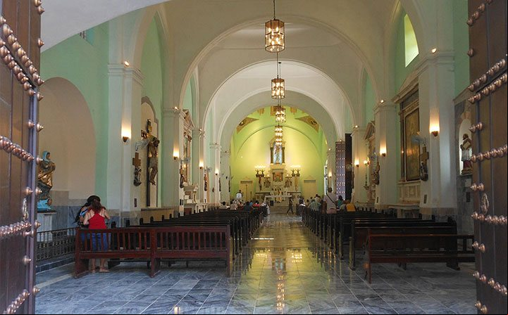 Portones de entrada e interior de la María Auxilio de los Cristianos en la Habana Vieja Portones de entrada e interior de la María Auxilio de los Cristianos en la Habana Vieja