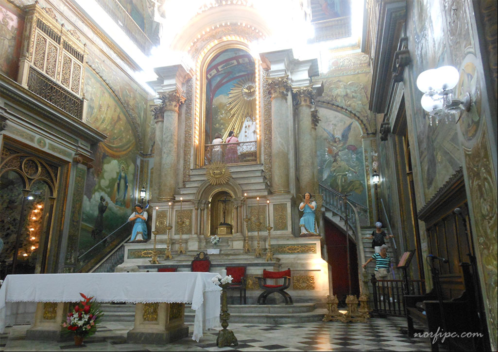 Altar mayor de La Iglesia de la Merced en la Habana Vieja, templo católico construido en honor a La Virgen de las Mercedes, advocación de la Virgen María Altar mayor de La Iglesia de la Merced en la Habana Vieja