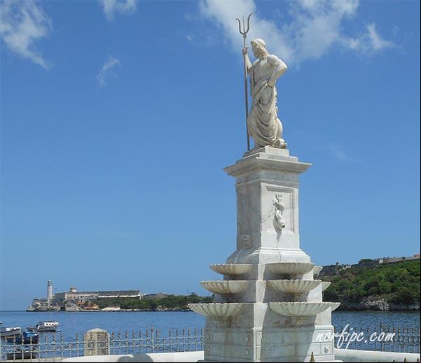 La Fuente de Neptuno, actualmente situada en la Avenida del Puerto a un costado de la Bahía de la Habana La Fuente de Neptuno en la Habana