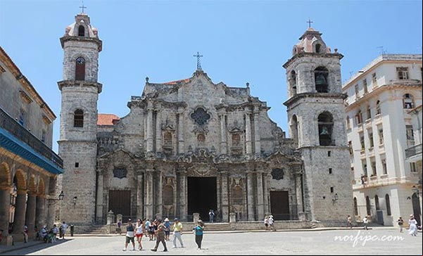 La Plaza de la Catedral en la Habana Vieja La Plaza de la Catedral en la Habana Vieja