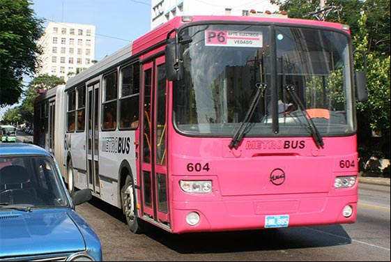 Foto del MetroBus P6, que comunica la zona del Reparto Eléctrico, Mantilla y la Víbora con el Vedado, en la Habana. Foto del MetroBus P6, que comunica la zona del Reparto Eléctrico, Mantilla y la Víbora con el Vedado, en la Habana.