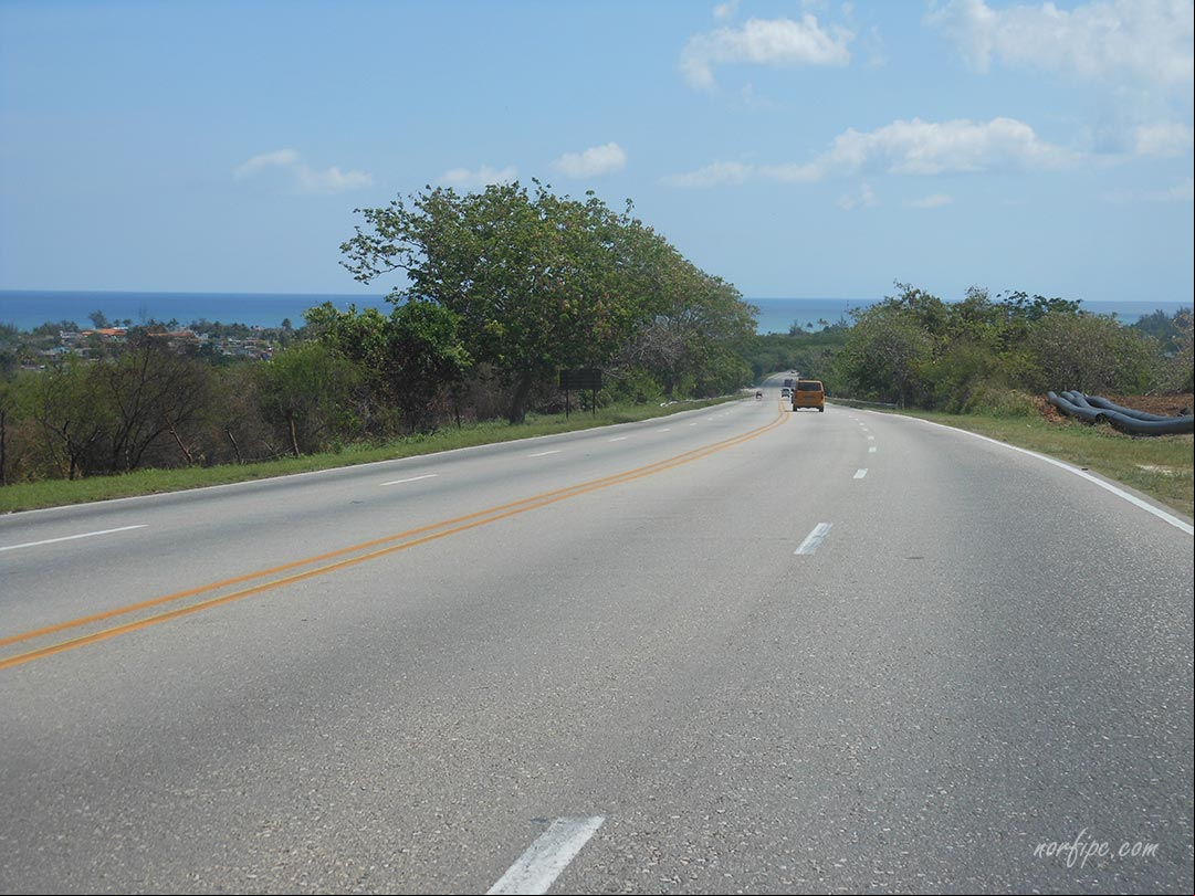 La Vía Blanca hacia el este, cruzando las elevaciones de Guanabo. A la izquierda la playa del mismo nombre. A la derecha el Mirador de Bellomonte La Vía Blanca hacia el este, cruzando las elevaciones de Guanabo