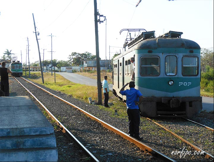 Cambio de vía del Tren de Hershey. En la foto el 707, el único coche motor que funciona en ambos sentidos Cambio de vía del Tren de Hershey. En la foto el 707, el único coche motor que funciona en ambos sentidos