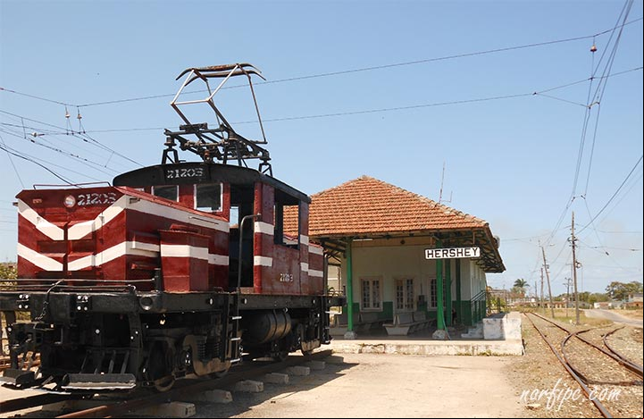 Antigua locomotora General Electric de 1917, que se usaba en el Tren de Hershey, de exposición en la estación Antigua locomotora General Electric de 1917, que se usaba en el Tren de Hershey, de exposición en la estación