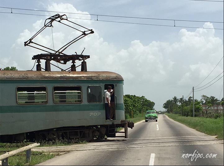 Paso a nivel del Tren de Hershey en la carretera Santa Cruz del Norte a Jaruco Paso a nivel del Tren de Hershey en la carretera Santa Cruz del Norte a Jaruco