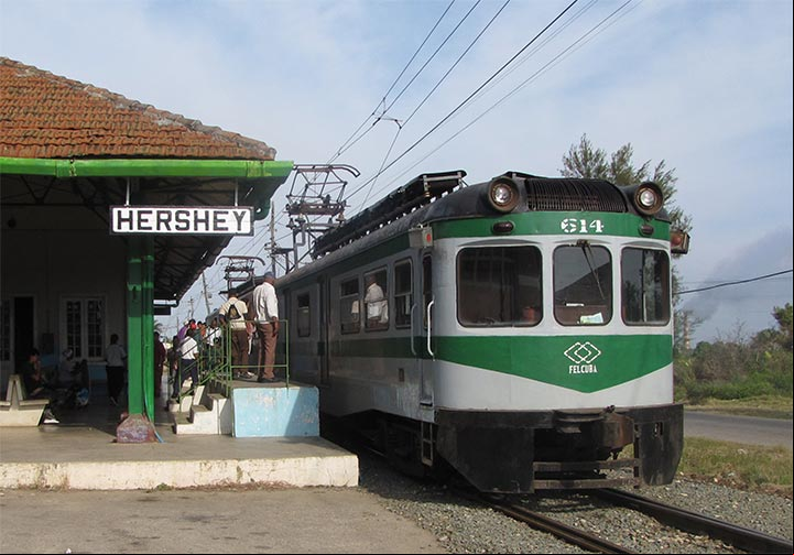 Tren eléctrico de Hershey en la estación del pueblo del mismo nombre en Cuba Tren eléctrico de Hershey en la estación del pueblo del mismo nombre en Cuba