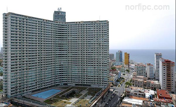 El Edificio Focsa en el barrio del Vedado habanero El Edificio Focsa en el barrio del Vedado habanero