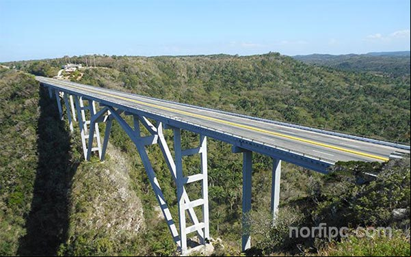 El Puente de Bacunayagua, foto tomada desde el mirador en una de sus orillas. El Puente divide las provincias de Mayabeque y Matanzas El Puente de Bacunayagua