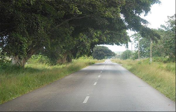 Vista de la Carretera Central de Cuba en una zona rural La Carretera Central de Cuba