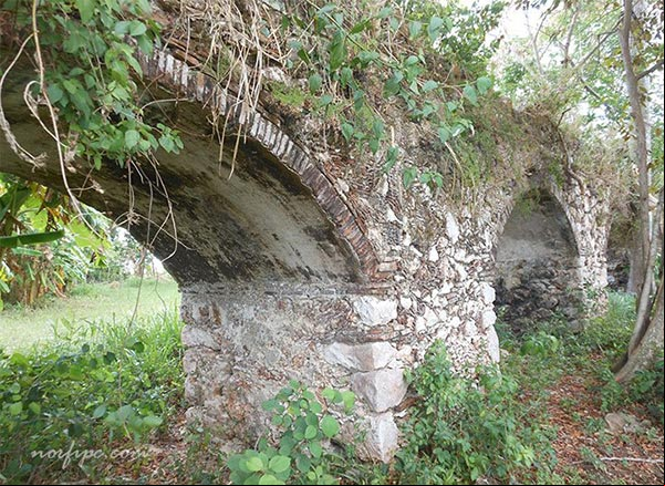 Arcos de mampostería sobre los que se extiende el canal del acueducto del Ingenio Alejandría Arcos de mampostería sobre los que se extiende el canal del acueducto del Ingenio Alejandría