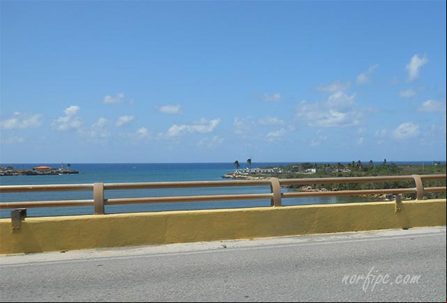 Desembocadura del Rio Jaruco, desde el puente de Boca de Jaruco en la Vía Blanca Desembocadura del Rio Jaruco, desde el puente de Boca de Jaruco en la Vía Blanca