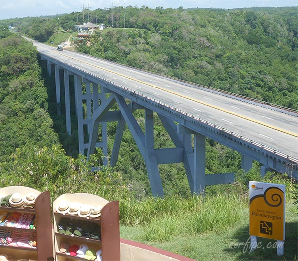Foto de la Vía Blanca y el Puente de Bacunayagua desde el mirador Foto de la Vía Blanca y el Puente de Bacunayagua desde el mirador