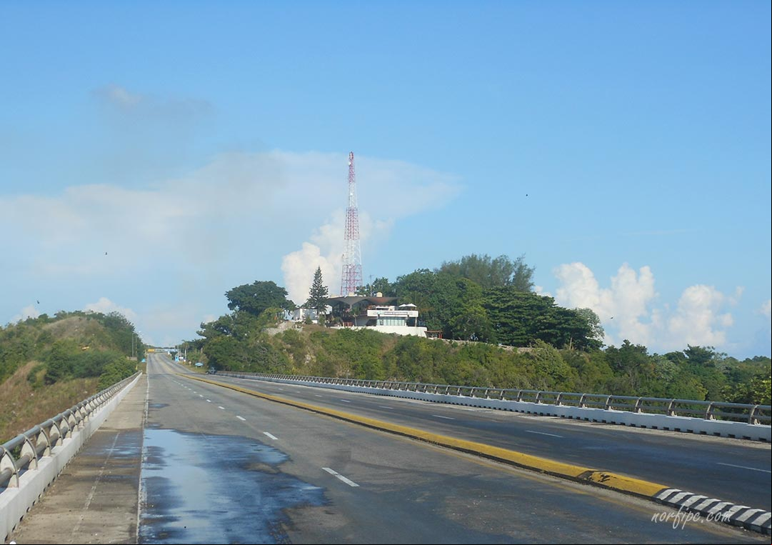 La Vía Blanca hacia el este, desde el puente sobre el Rio Bacunayagua, situado en los límites de las provincias Mayabeque y Matanzas La Vía Blanca, recorrido desde la Habana a Matanzas