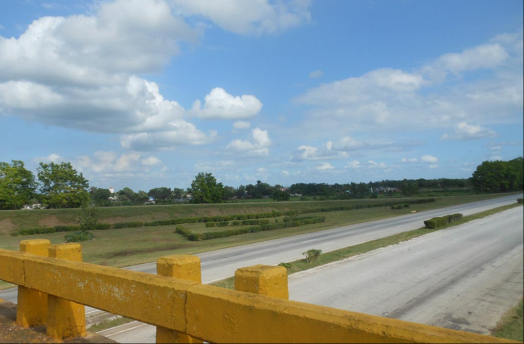 Nueva Paz desde el puente de la Autopista Nacional Nueva Paz desde el puente de la Autopista Nacional