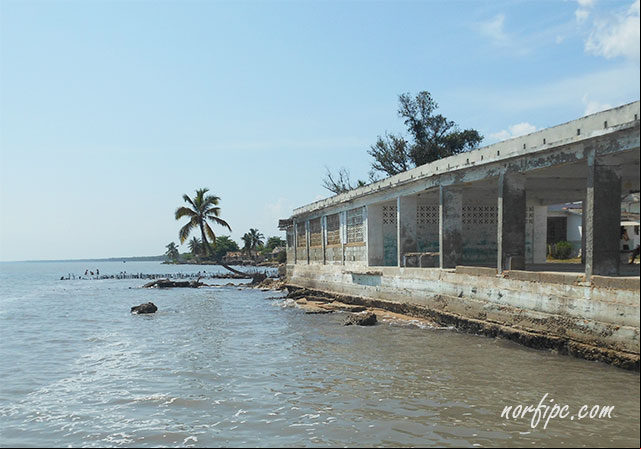 Instalación social edificada encima de la duna de arena, en los años 70 en la Playa Mayabeque Construcciones sobre la duna de arena