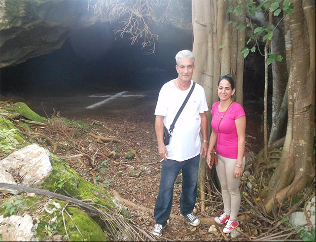 Norfi Carrodeguas con Mireya en la Cueva del Muerto, gruta perteneciente a las Cuevas de la Charca Norfi Carrodeguas en la Cueva del Muerto