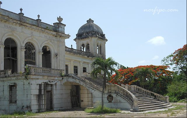 Entrada al antiguo Hotel Balneario de San Miguel de los Baños, hoy en ruinas Entrada al antiguo Hotel Balneario de San Miguel de los Baños