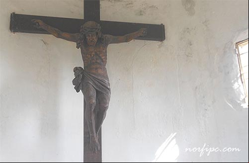 Estatua del Cristo Crucificado en ébano negro, situada dentro de la Ermita en lo alto de la Loma el Jacán, la más alta de San Miguel de los Baños Estatua del Cristo Crucificado en la Ermita de la Loma el Jacán en San Miguel de los Baños