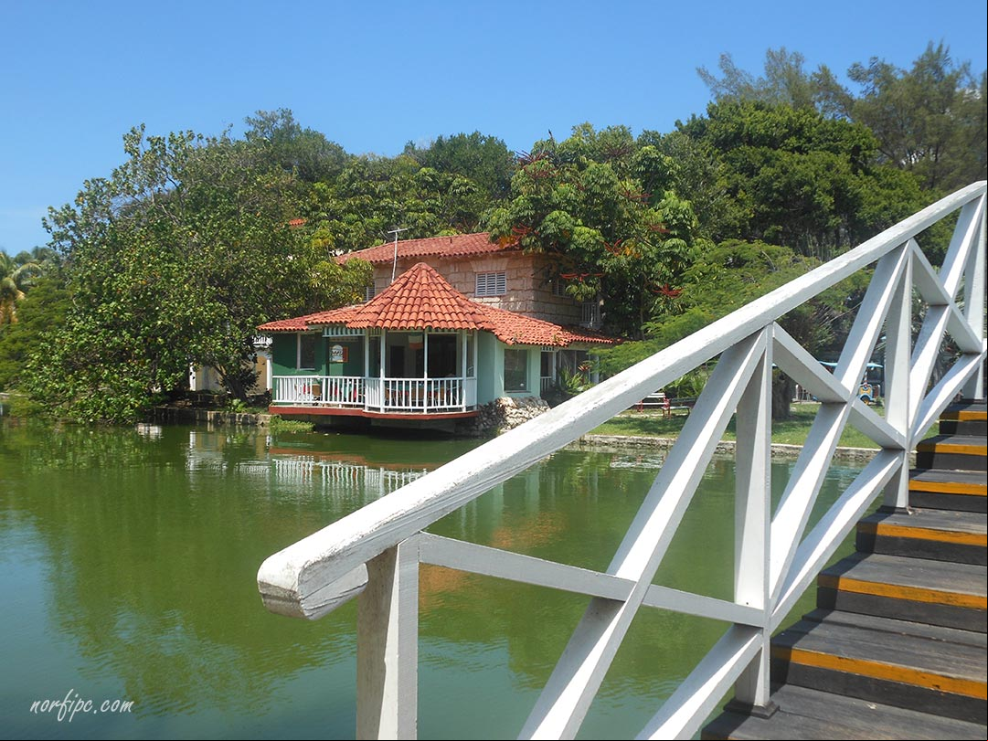 Puente sobre el Lago de la Paz, al fondo el restaurant Dante en el parque Joseone o Parque Los Enamorados en Varadero Puente sobre el Lago de la Paz, al fondo el restaurant Dante en el parque Joseone o Parque Los Enamorados en Varadero