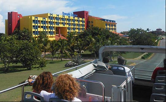 Recorriendo la Playa Varadero en el BusTour, al fondo el Hotel Solymar Recorriendo la Playa Varadero en el BusTour, al fondo el Hotel Solymar