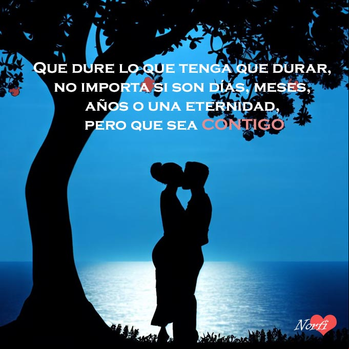 Que dure lo que tenga que durar, no importa si son días, meses, años o una eternidad, pero que sea CONTIGO Un hombre y una mujer besandose bajo un arbol