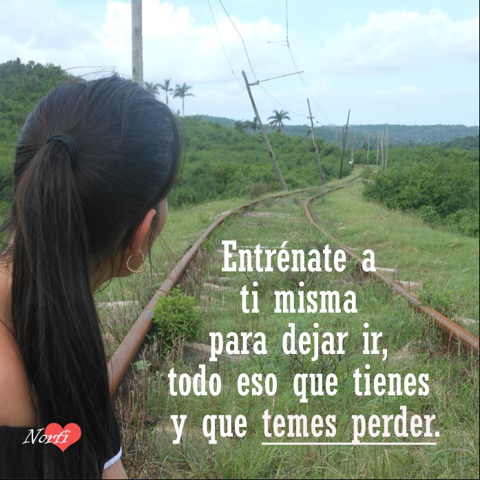 Entrénate a ti misma para dejar ir, todo eso que tienes y que temes perder. #CuracionEspiritual Chica sentada en la linea del tren