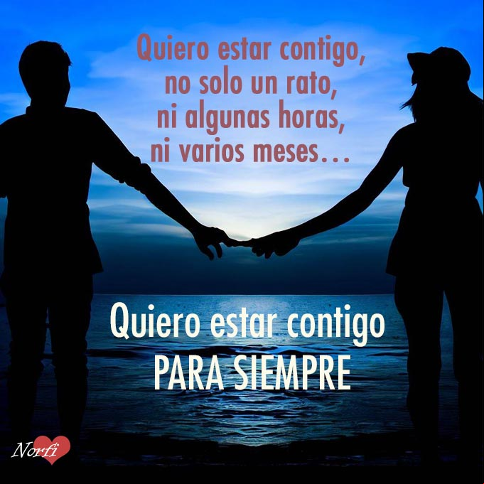 Pareja de la mano a la orilla del mar