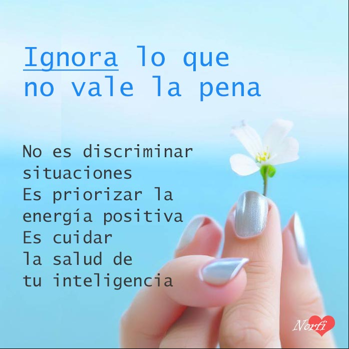 Ignora lo que no vale la pena... No es discriminar situaciones, es priorizar la energía positiva, es cuidar la salud de tu inteligencia Mano de mujer con una flor