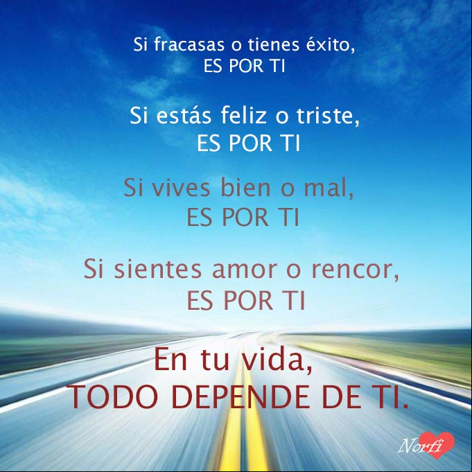 Carretera bajo el cielo azul