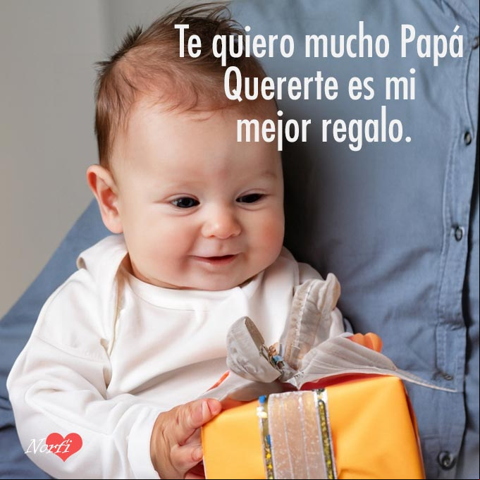 Te quiero mucho Papá, quererte es mi mejor regalo. ¡Feliz Dia del Padre! #TeQuieroPapa Bebe con un regalo para su padre, en el día del padre