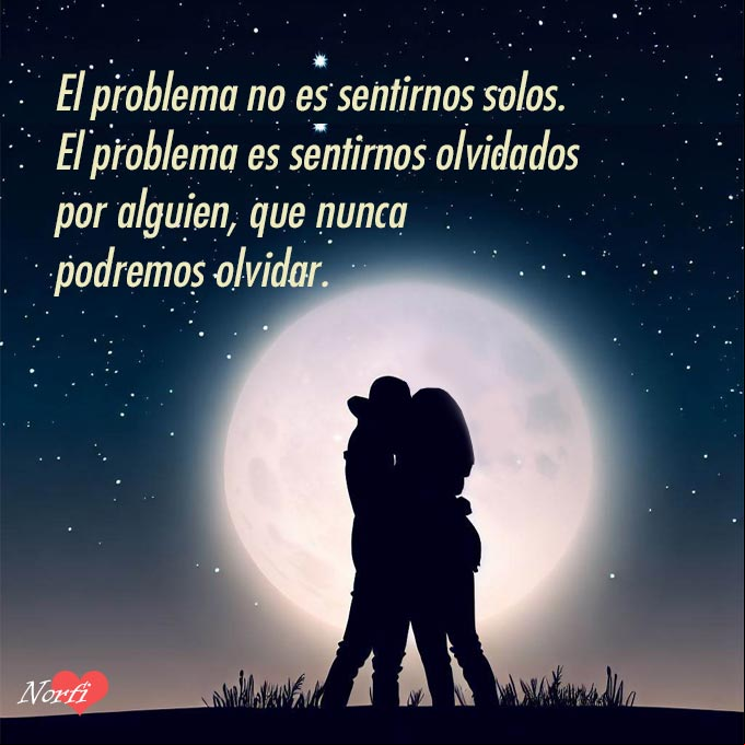 El problema no es sentirnos solos. El problema es sentirnos olvidados por alguien, que nunca podremos olvidar Pareja abrazada frente a la luna de noche