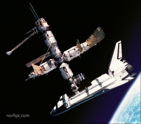 Acoplamiento entre el transbordador norteamericano Atlantis y la Estación Espacial Mir Acoplamiento entre el transbordador norteamericano Atlantis y la Estación Espacial Mir