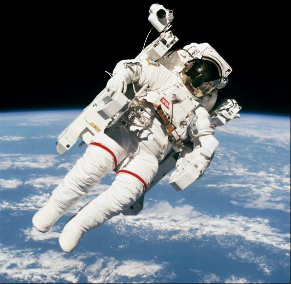 Primer hombre flotando en el espacio usando una mochila propulsora MMU en 1984 Primer hombre flotando en el espacio usando una mochila propulsora MMU en 1984