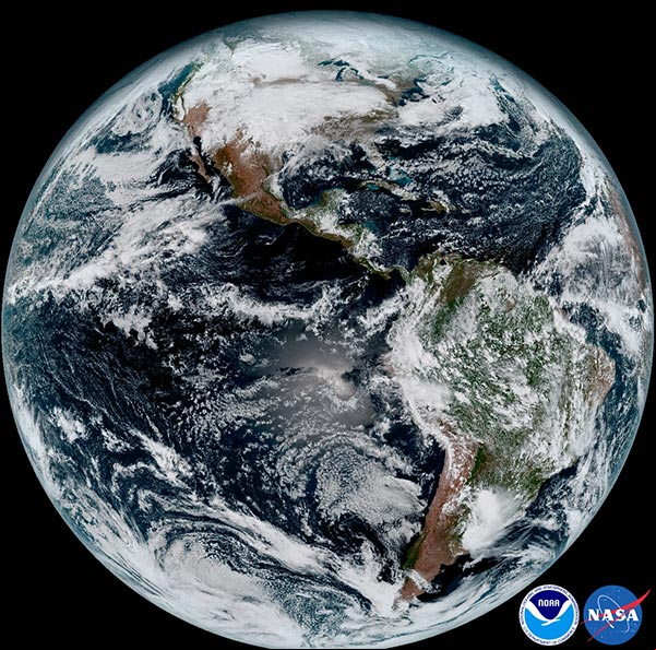 Foto de la Tierra tomada por el el satélite meteorológico GOES-16, en enero del 2017. #FotosNASA Foto de la Tierra del satélite GOES-16