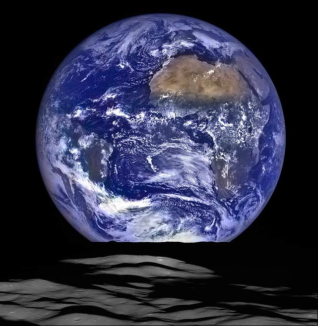 Foto de la Tierra tomada desde la nave Lunar Reconnaissance Orbiter (LRO) de la NASA, que se encontraba orbitando la Luna. #FotosNASA Foto de la Tierra desde la Luna