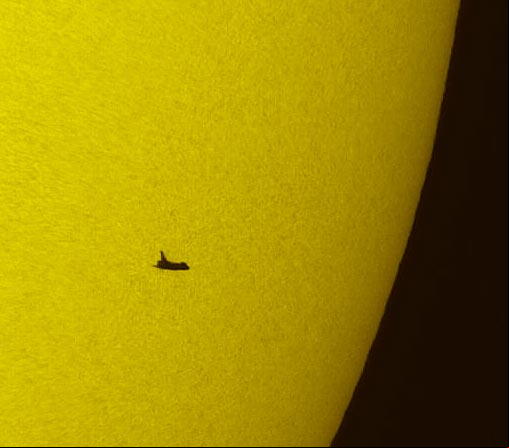 Silueta del transbordador Atlantis en la misión STS-125, durante el tránsito solar Silueta del transbordador Atlantis en la misión STS-125