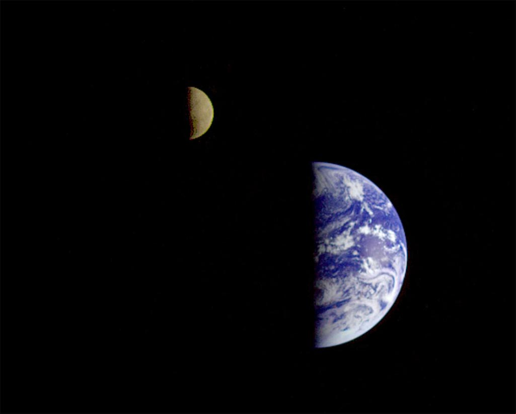 Foto de la Tierra y la Luna desde la nave Galileo Foto de la Tierra y la Luna desde la nave Galileo