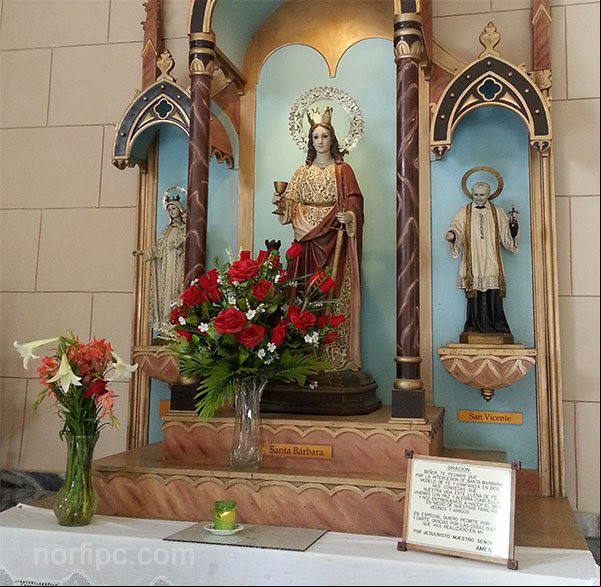 Altar de Santa Bárbara en la iglesia del Rincón Altar de Santa Bárbara en la iglesia del Rincón